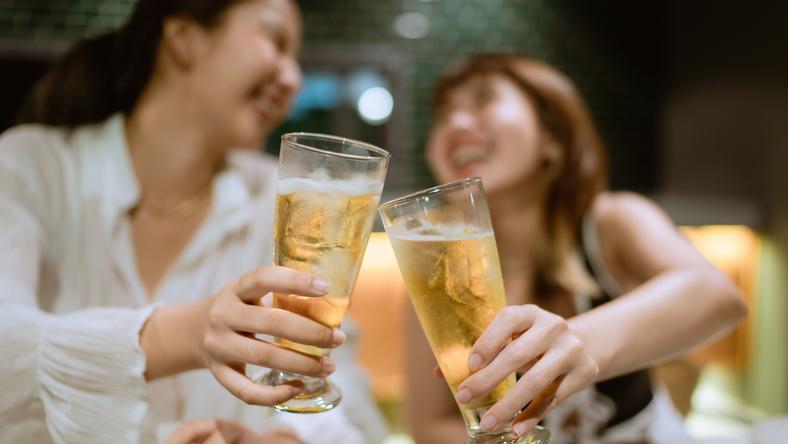 爱去酒吧的女性,就不是“好人”?